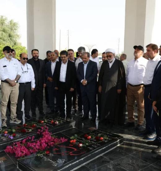 ادای احترام سرپرست وزارت نفت و هیات همراه به مقام شامخ شهدا