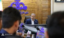 دست هر کسی که کارش را با کیفیت و کامل انجام دهد، می بوسم/ کارگران ستون&zwnj;های سازندگی کشورند