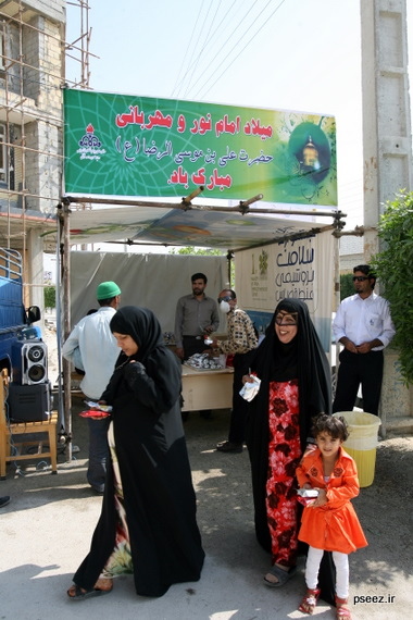 توزیع شربت و شیرینی در نماز جمعه عسلویه با برپایی ایستگاه صلواتی