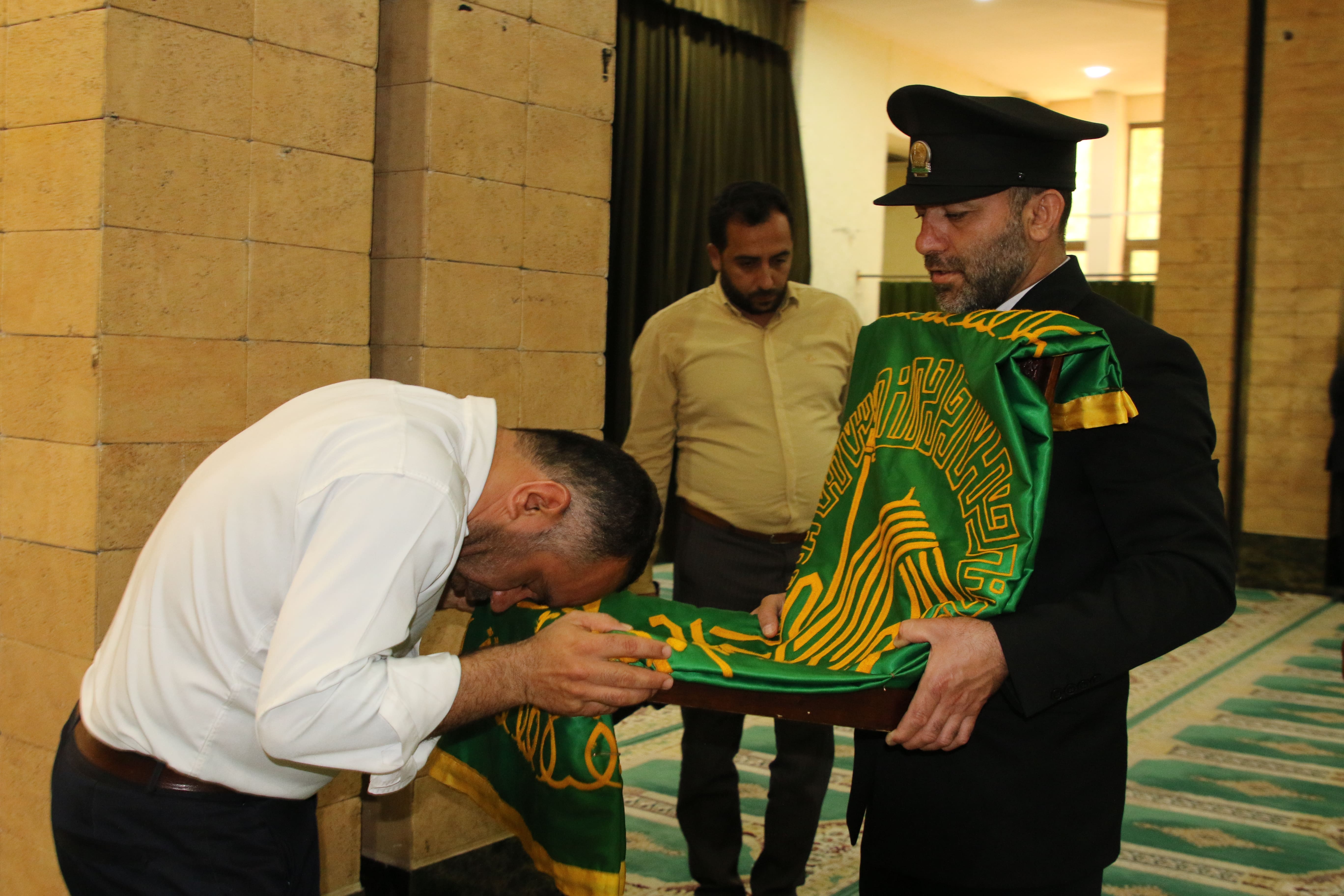 مراسم استقبال از خدام آستان مقدس رضوی و پرچم گنبد مطهر امام رضا(ع)