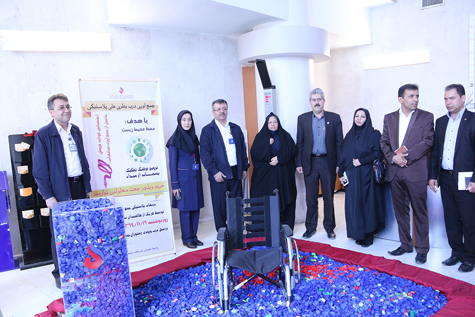 جمع آوری درب بطری های پلاستیکی