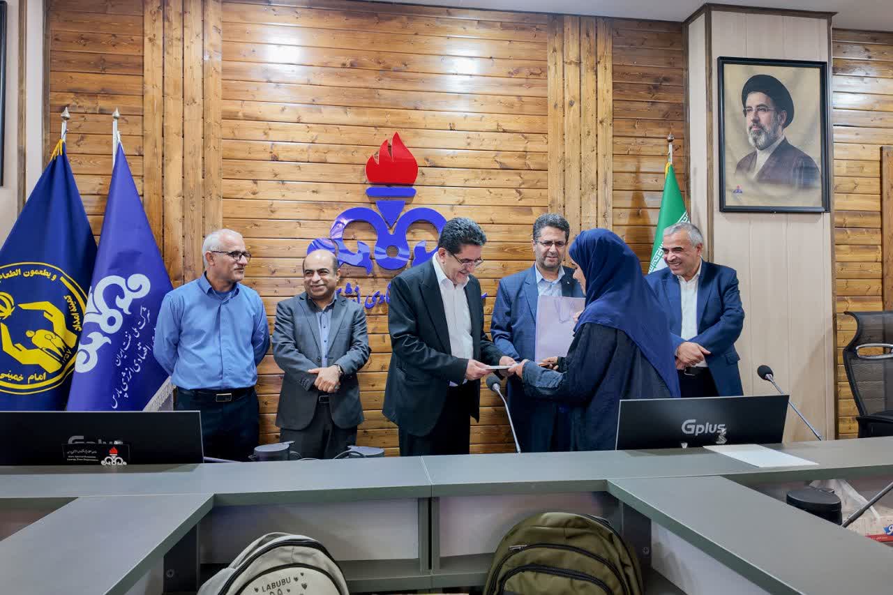 تجلیل از چهار نخبه تحت حمایت کمیته امداد در آیین اهدای بسته&zwnj;های آموزشی توسط سازمان منطقه ویژه پارس