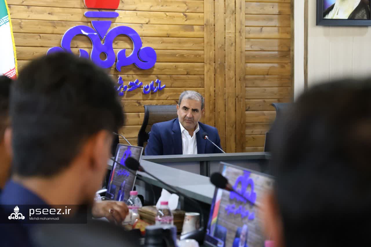 دست هر کسی که کارش را با کیفیت و کامل انجام دهد، می بوسم/ کارگران ستون&zwnj;های سازندگی کشورند