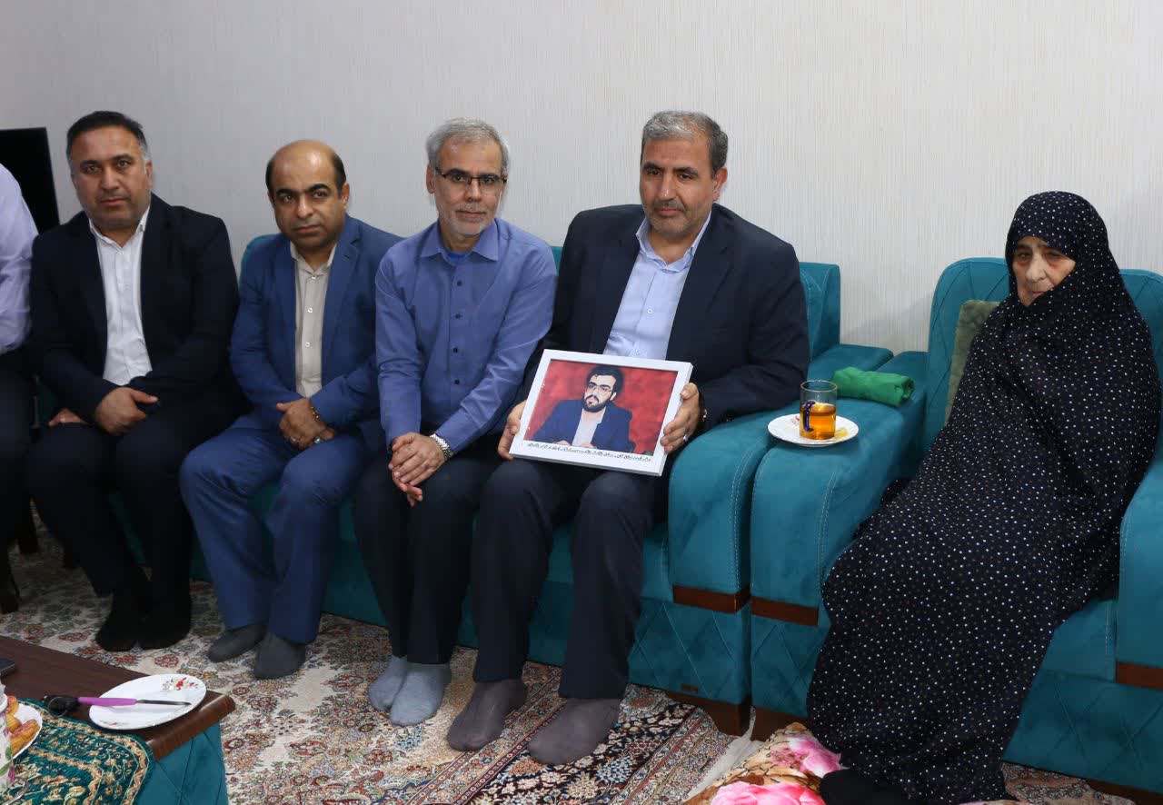 دیدار مدیرعامل سازمان منطقه ویژه پارس با مادر شهیدان نادر و صادق گنجی