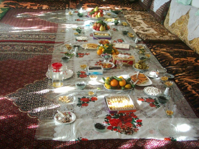 سفره 800 متری وحدت شیعه و سنی در عسلویه گسترده شد