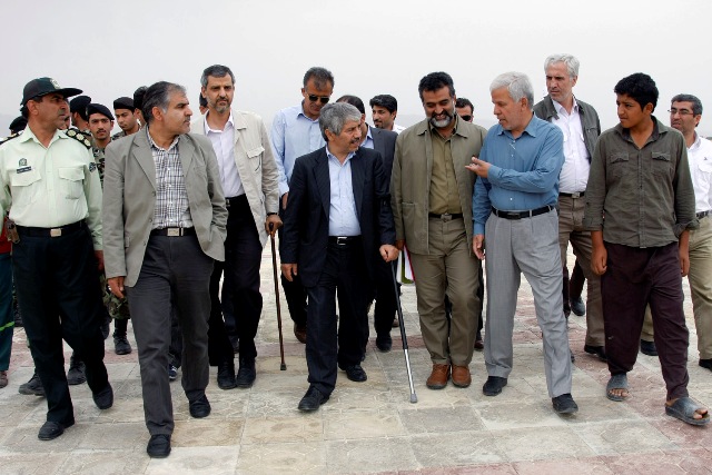 بازدید معاون وزیر و مدیرعامل شرکت ملی نفت از مناطق زلزله زده استان بوشهر
