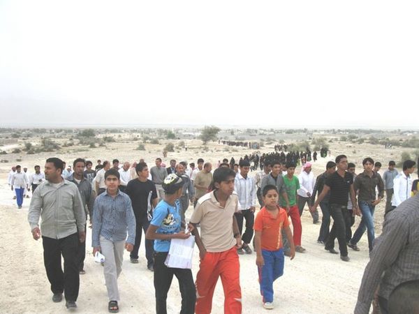 مردم عسلویه در هفته سلامت پیاده روی خانوادگی کردند