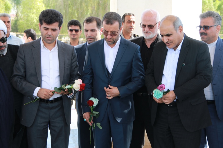 ادای احترام مدیر عامل سازمان منطقه ویژه پارس به مقام والای شهدای گمنام سازمان منطقه ویژه پارس